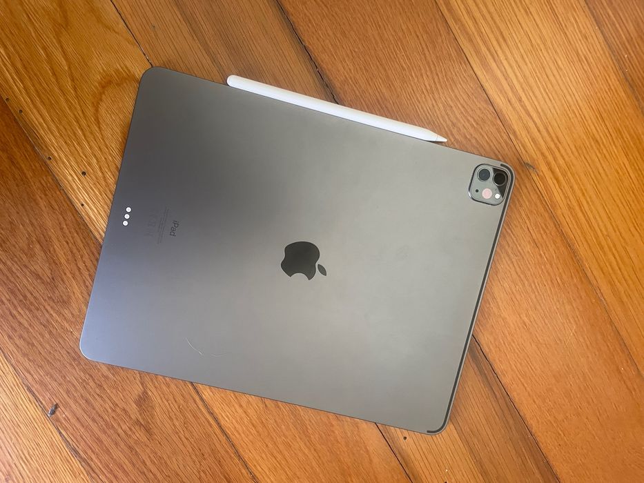 iPad Pro 12.9” 5.ª Geração (M1) 256GB + Apple Pencil 2 + Magic Keyboard
