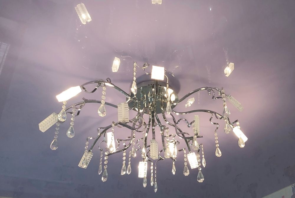 Продам красивую люстру