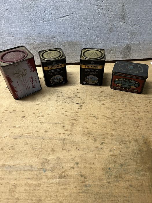 Stare opakowania puszki po herbacie metalowe