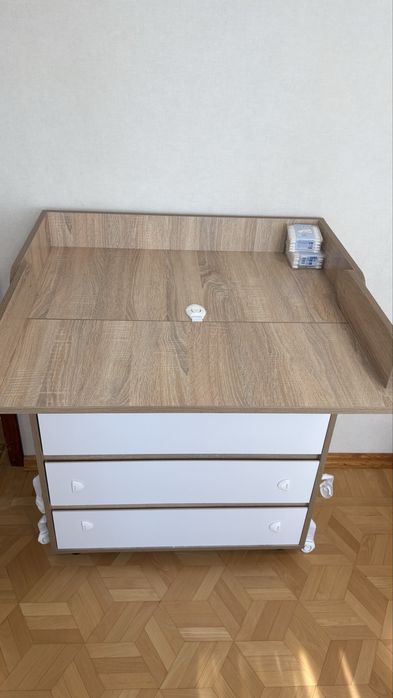 Детяче ліжечко та камод