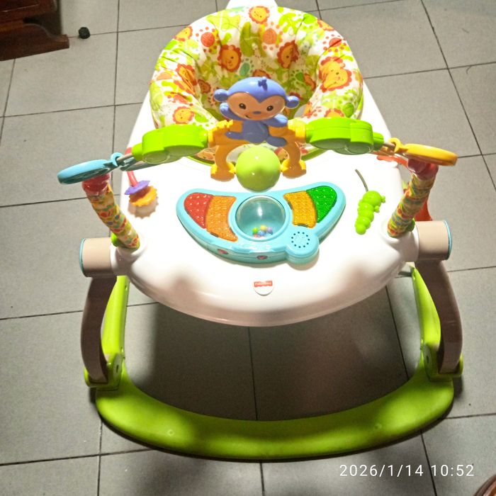 Pula pula e cadeira de refeição criança