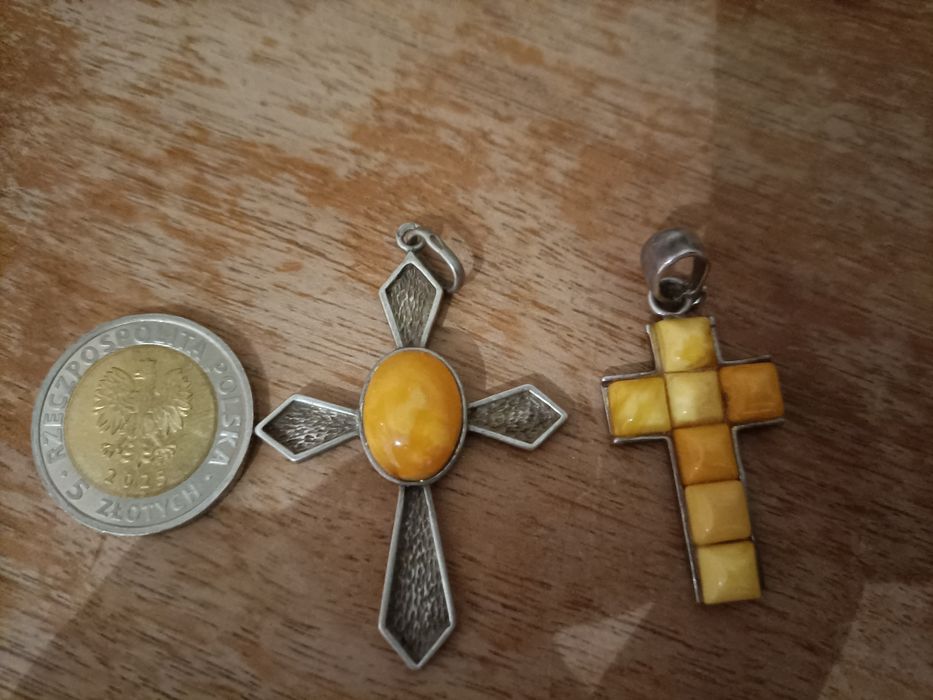 Srebrne krzyżyki z mlecznym bursztynem