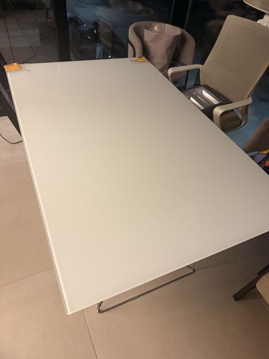 Mesa e cadeiras usadas em bom estado
