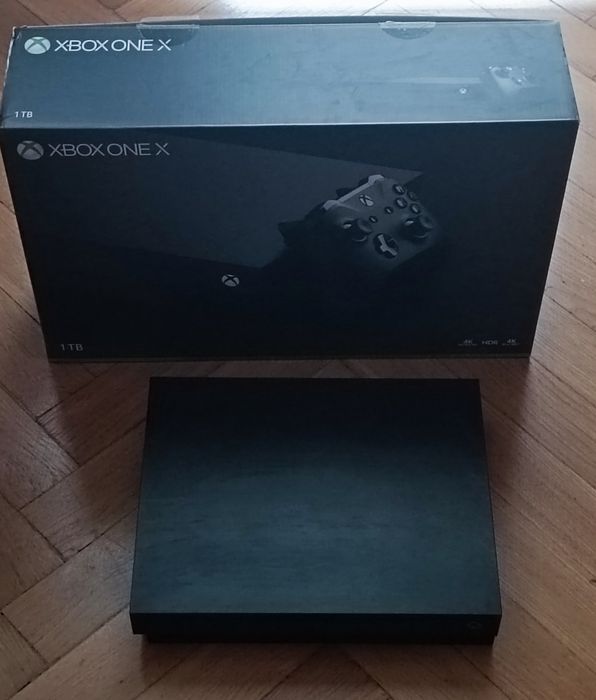 Konsola Xbox One X  1Tb pad + gry