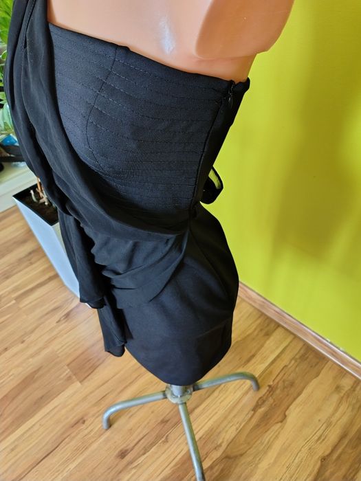 Sukienka mała czarna elegancka na jedno ramię