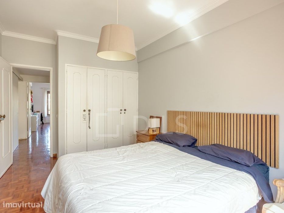 Apartamento T2 com varanda e elevador, em Oeiras.