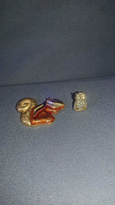 Dwie stare broszki vintage wiewiórka i sowa