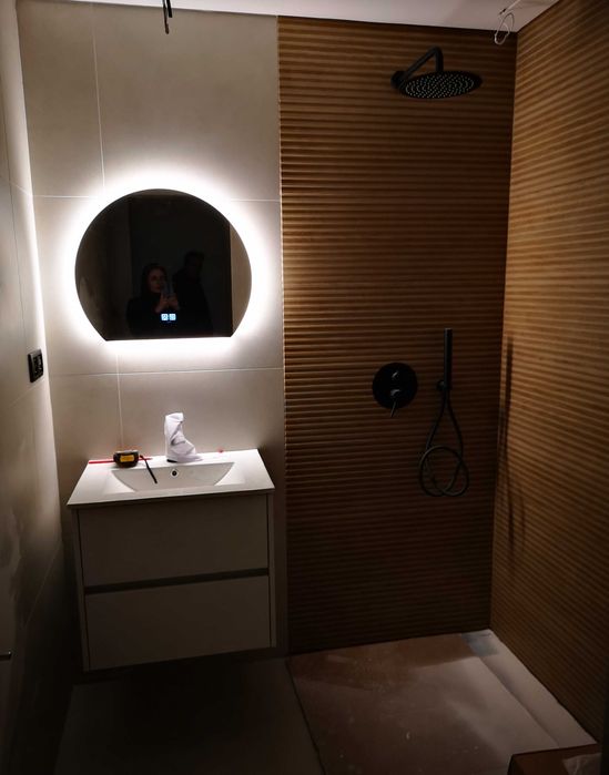 Móvel wc branco, torneira preta da aquassent e espelho da ctesi