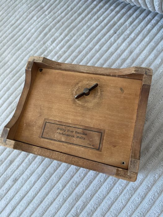 Szkatułka drewniana z pozytywką