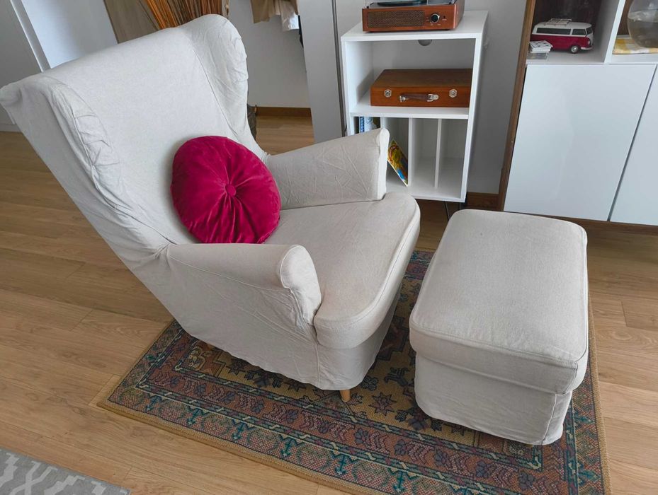 Ikea Strandmon Poltrona e Repousa-pés com capas bege