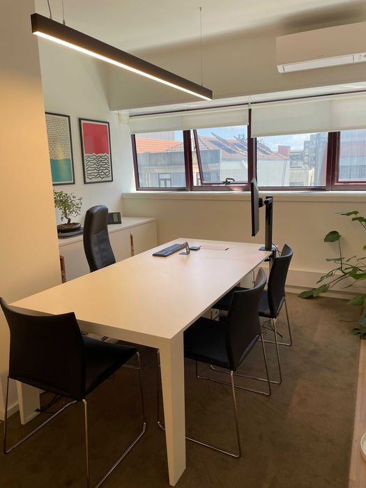 Secretária dedicada  em pequeno coworking no Centro do Porto (pr republica)