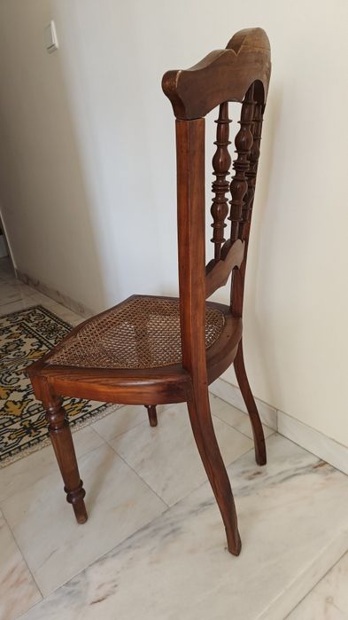 Cadeira antiga em palhinha