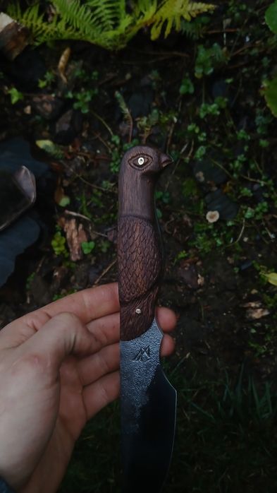 Ręcznie wykuty nóż myśliwski/ ręcznie rzeźbiona rękojeść. Knifemaking