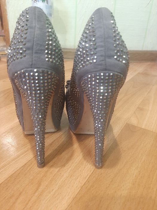 Босоножки     женские   на     каблуках .