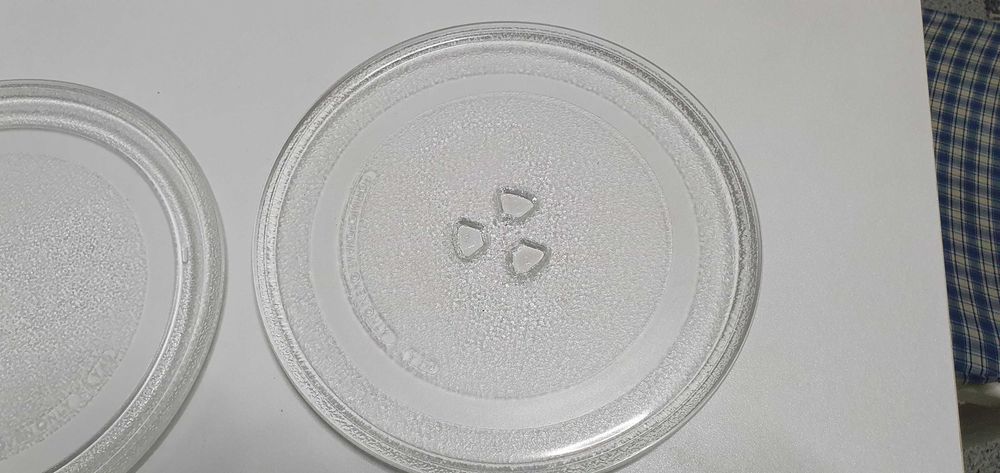 Pratos NOVOS de microondas com 24,5cm Y45 e Y176