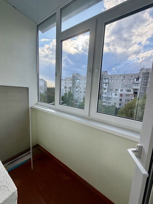Продаю 2 кімнатну на Богунії ( Героїв Десантників)цегла