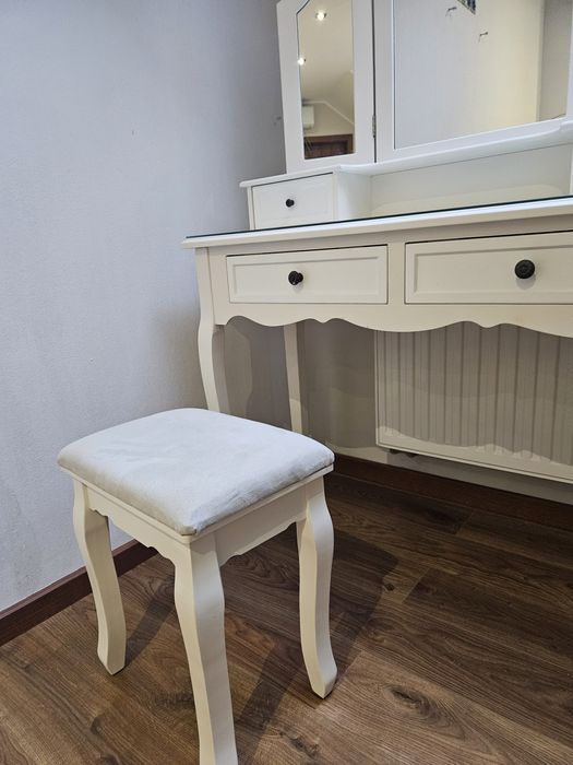 Biała toaletka z siedziskiem