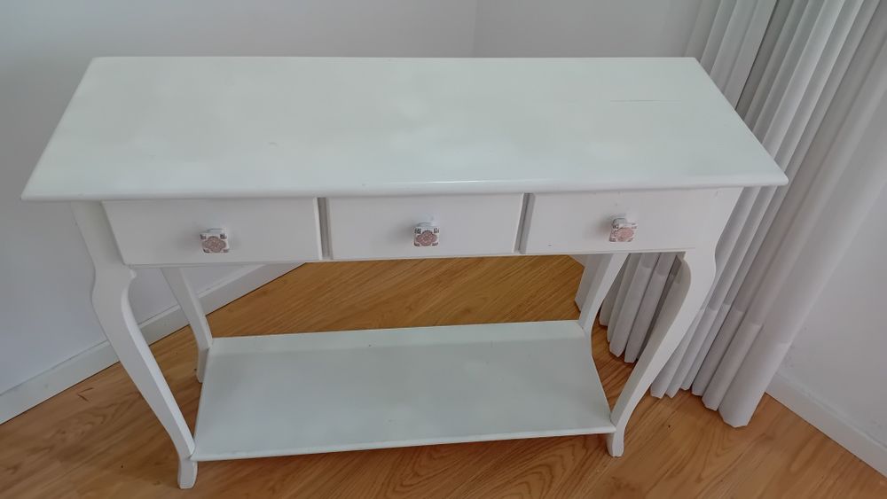 Cómoda branca em  madeira