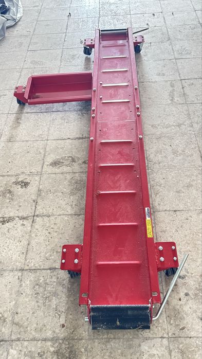 Carreto de deslocação moto na garagem