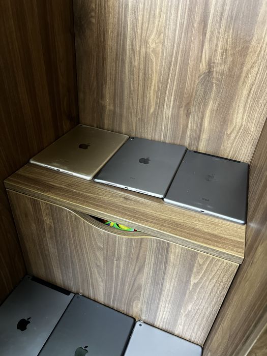 ЛОТ Ipad/Iphone/airpods працюють!