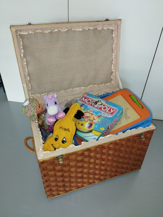 Arca de madeira, forrada a tecido em bom estado