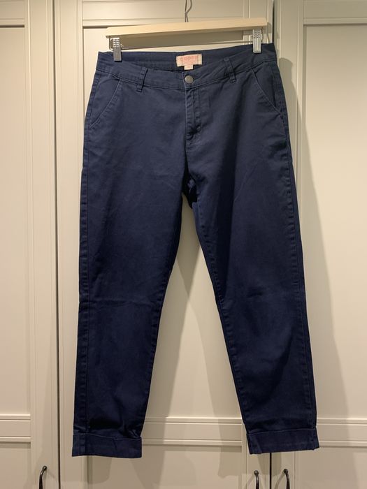 Granatowe materiałowe spodnie chinosy Cropp rozmiar 34