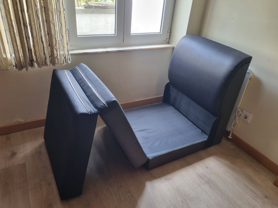 Sofá preto cambalhota