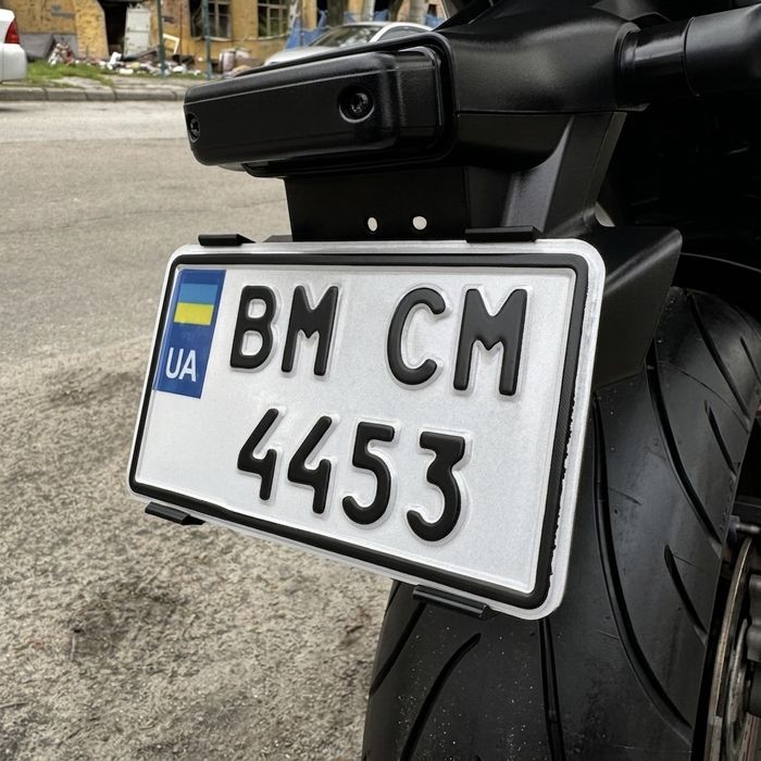 Рамка номера мото американський формат 104×180 / 112×180 мм | кріплення безкаркасне