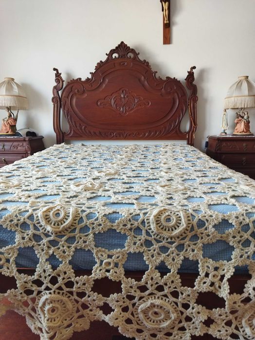 Colcha de renda em lã, feita á mão, para cama de casal.