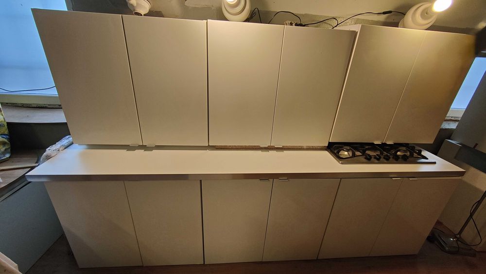 Meble kuchenne - szafki, blat płyta gazową, zlew lub  Kuchnia - wyspa