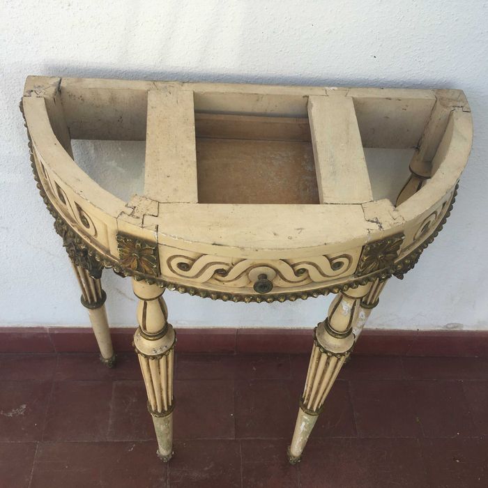 Mesa meia lua com gaveta pequena em talha