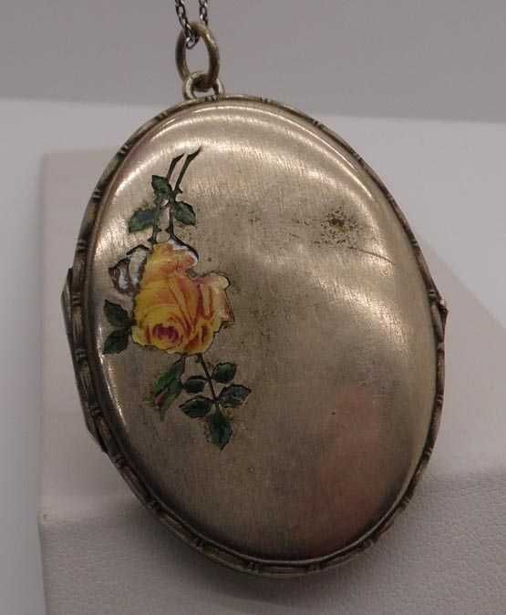 Antyczny owalny sekretnik medalion emaliowana żółta róża monogram.