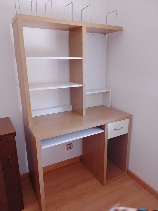 Secretária branca e pinho mel com estantes e gaveta