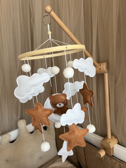 Мобіль деревʼяний на ліжко