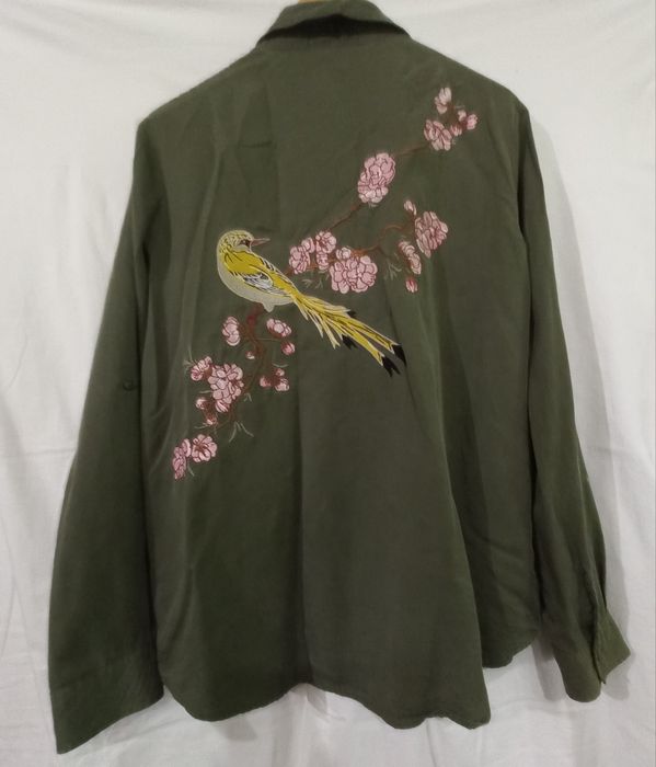 Camisa verde com bordados nas costas Tam L