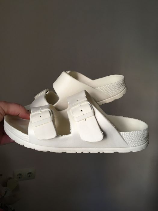 Пляжные тапочки.