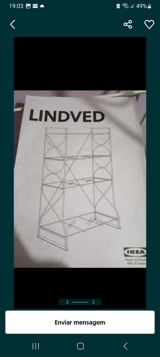 Conjunto de duas estantes brancas Ikea com prateleiras em vidro