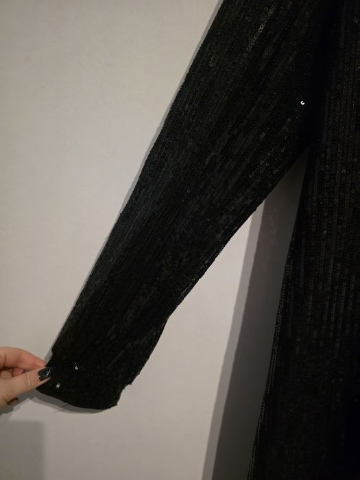 Cekinowa sukienka mini z odkrytymi plecami WEIGHTLESS – Efekt WOW!