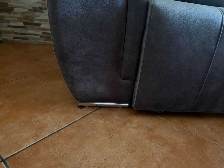 Sofá cinza escuro com chaise