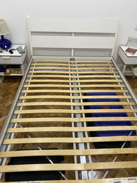 Cama com estrado e com mesas de cabeceira