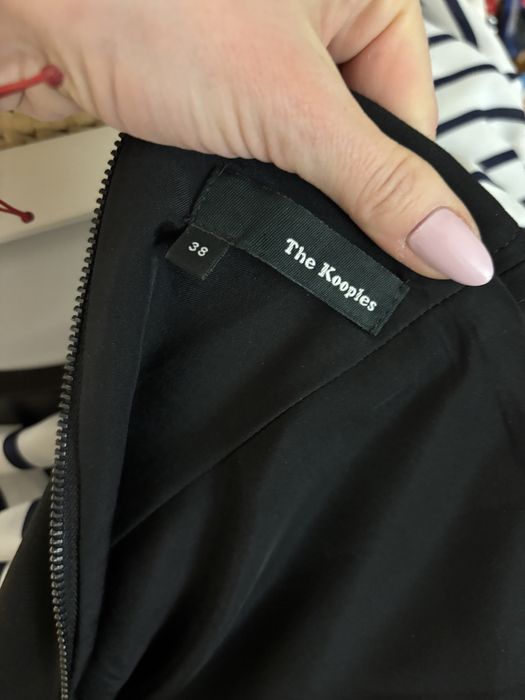 The kooples sukienka mała Czarna elegancka z baskinką falbanka