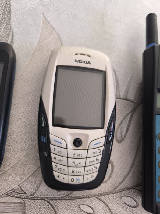Lote de 8 telemóveis antigos Nokia, Samsung, Ericsson e Motorola – Para peças ou coleção