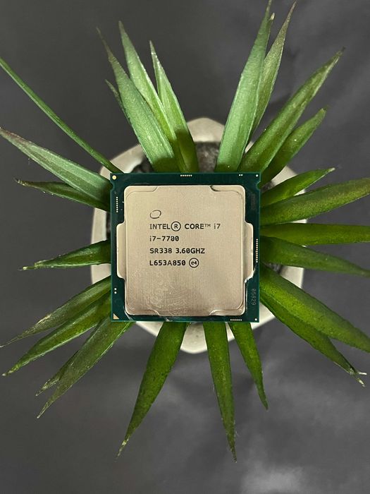 Процесор Intel Core i7-7700 (4 ядра / 8 потоків, до 4.2 GHz, LGA1151)