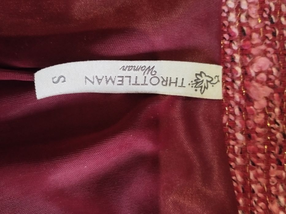 Elegância Intemporal: Casaco Curto em Tweed/Bouclé Vinho