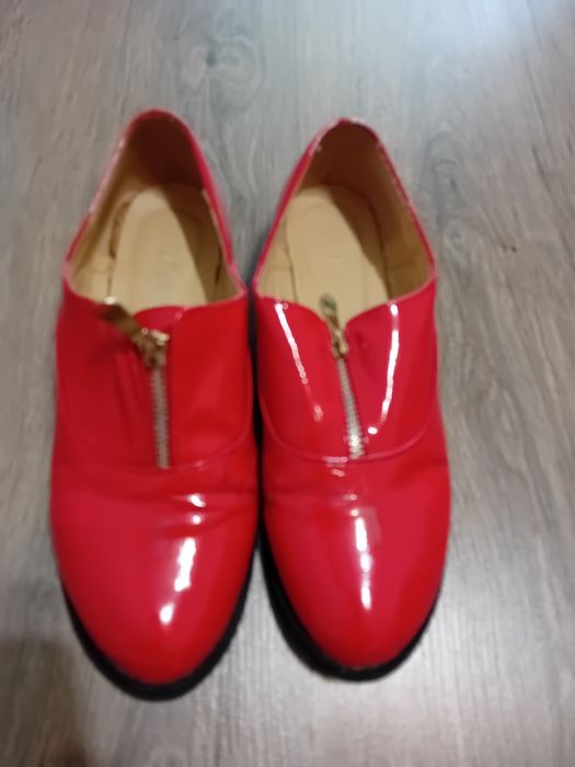 Жіночі лакові туфлі в хорошому стані.