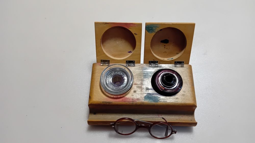 Stary kałamarz plus stare okulary