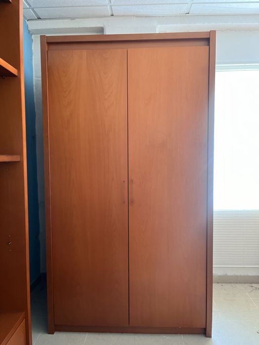 Armario madeira escura