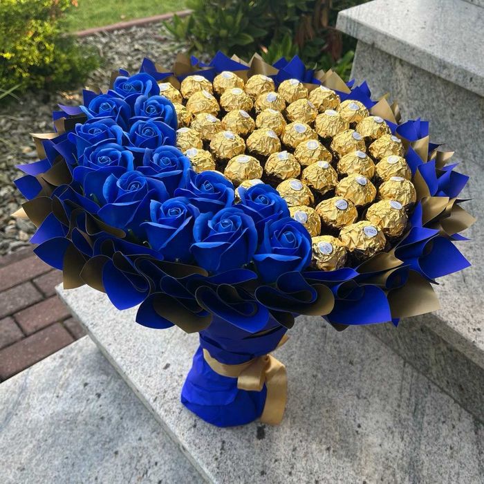 Bukiet Ferrero Rocher i róże. Idealny prezent na ślub lub inne okazje