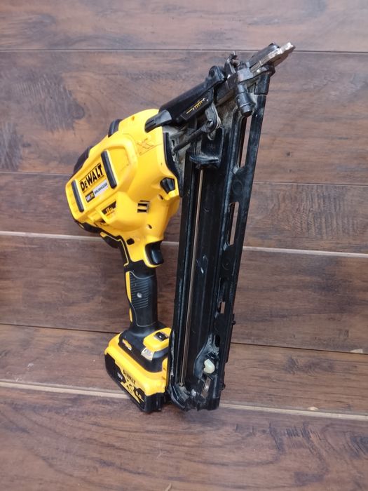 DeWalt DCN650 Gwoździarka z baterią 5ah