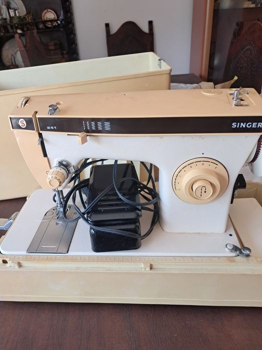 Máquina de Costura Vintage Singer 241 – Excelente Estado!
